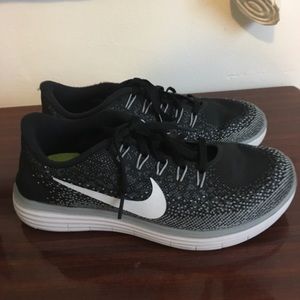Black and Gray Nike Free RN Distance sneakers